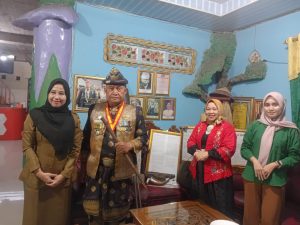 Tim Arkeologi Kabupaten Muara Enim Kunjungi Kediaman Panglima Baranusa Untuk Mengetahui Artefak Kuno Prasati Cula Badak