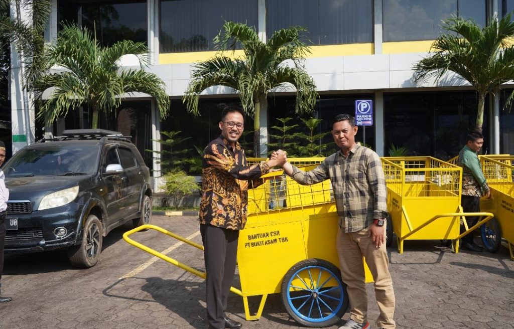 Dukung Kebersihan Lingkungan, PTBA Serahkan 9 Unit Gerobak Sampah untuk Warga Ring 1 Kertapati