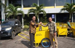 Dukung Kebersihan Lingkungan, PTBA Serahkan 9 Unit Gerobak Sampah untuk Warga Ring 1 Kertapati