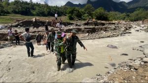 Aksi Respon Cepat Babinsa Kodim 0210/TU Membantu Evakuasi Seorang Nenek Yang Sakit dengan Tandu dari Sarung