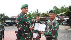 Dandim 0210/TU Berikan Penghargaan Kepada Prajurit Berprestasi dan Penyerahan THR Natal Kepada Prajurit dan PNS
