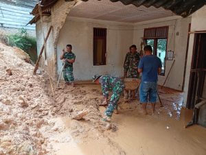 Koramil 23/Adiankoting Pembersihan Rumah Warga Pasca Bencana Alam Tanah Longsor