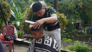 TNI Hadirkan Senyum Lewat Cukur Rambut Gratis Untuk Anak-Anak di Adiankoting