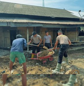 Masih Bertahan Hingga Kini, Polda Sumut Bantu Warga Bersihkan Rumah dari Lumpur Secara Bertahap