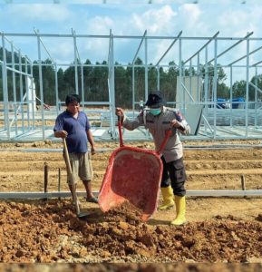 Brimob Sumut Turun Langsung Bantu Pembangunan Hunian Sementara Warga Sipirok Pascabencana