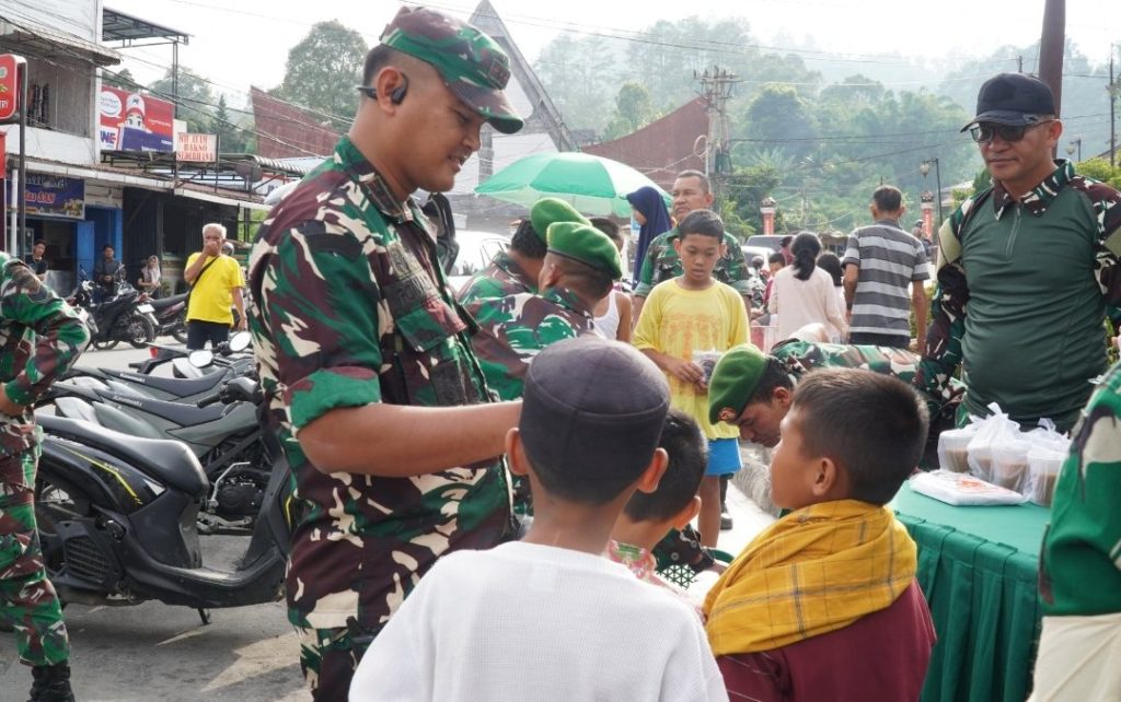 Tebar Kepedulian di Bulan Suci Ramadhan, Dandim 0210/TU Borong Dagangan UMKM dan Bagikan Takjil Gratis kepada Warga Pengguna Jalan