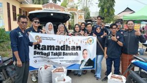 Berkah Ramadhan 1447 H, Majelis Pertimbangan Karang Taruna Sumsel Hj. Eva Susanti Berbagi Takjil di Kecamatan Lawang Kidul