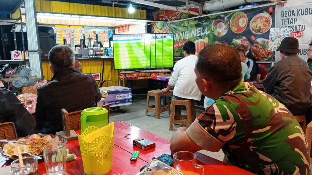 Seru dan Hangat, Kodim 0210/TU Bersama Masyarakat Kembali Gelar Nobar Bola Gembira Piala Dunia