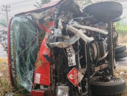 Tiga Orang Meninggal Dunia Akibat Tabrakan Maut Truk Fuso dan Minibus di Prabumulih