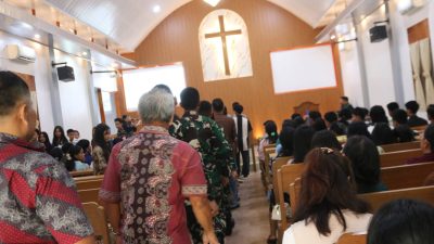 Satgas TMMD ke-130 Kodim 0319/Mentawai Laksanakan Ibadah Minggu di Gereja Methodist Indonesia Sipora Jaya