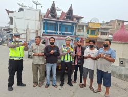 Polantas Bersama Komunitas, Sat Lantas Polres Toba Edukasi Tertib Berlalulintas kepada Sopir Angkot 