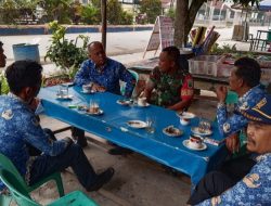 Babinsa Jalin Hubungan Baik dengan Perangkat Desa Sibuea di Warkop
