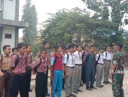 Babinsa Berikan Pembinaan dan Tanamkan Sikap Disiplin kepada Siswa SMKN 1 Balige